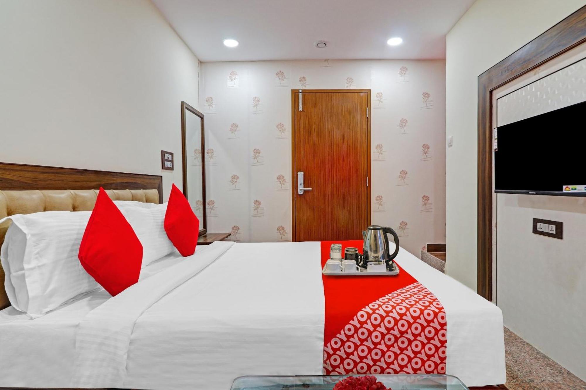 Heavens Inn Near Rasoolpura Metro Station Hyderabad Eksteriør bilde